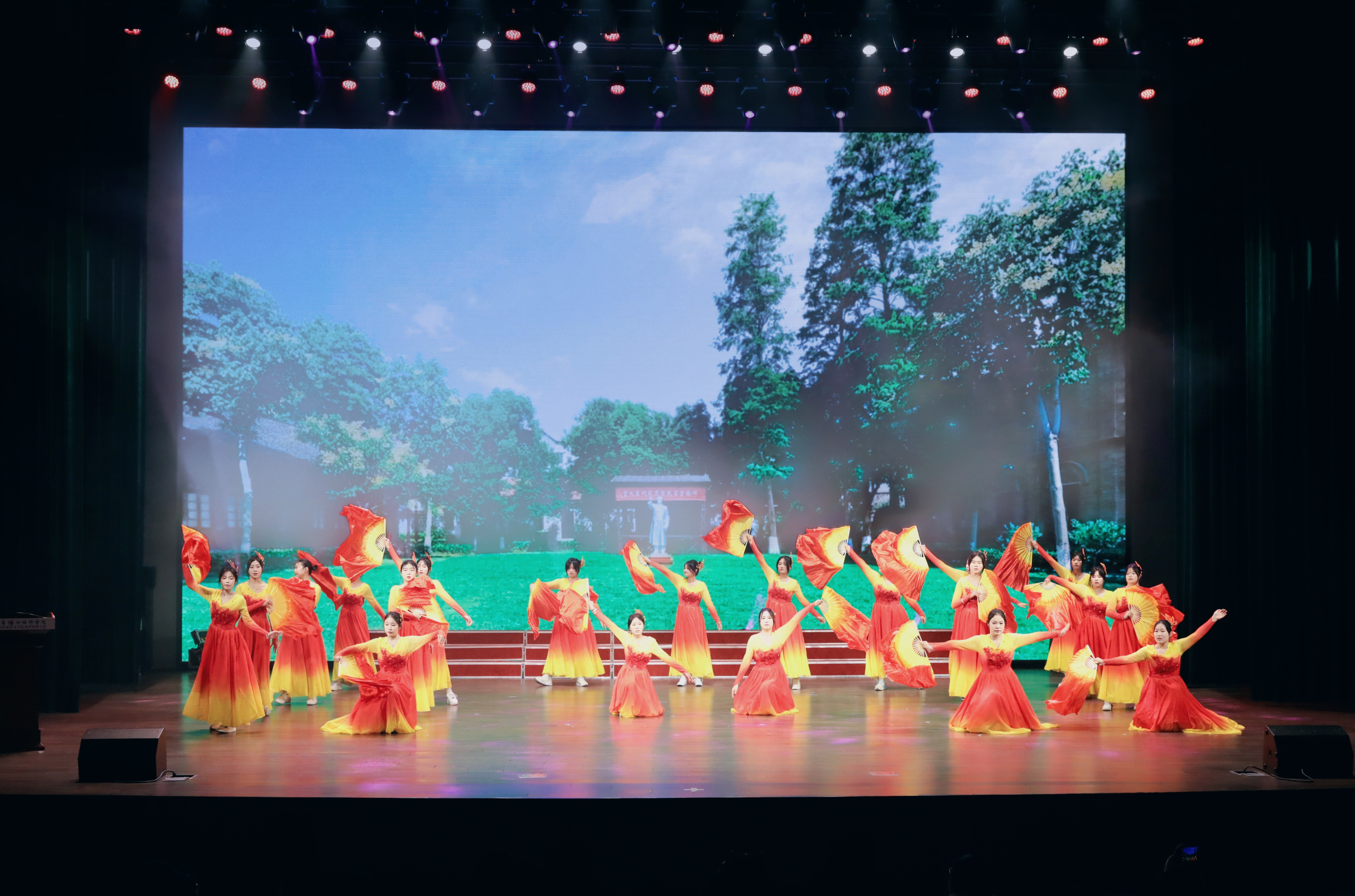 1开场舞 交通工程学院《欢腾中国》.jpg